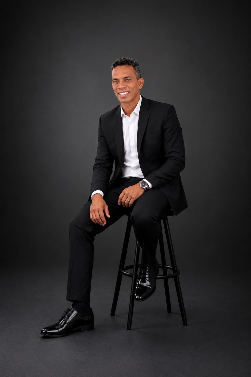 Retrato profissional de Wendell Cardoso sentado em um banco