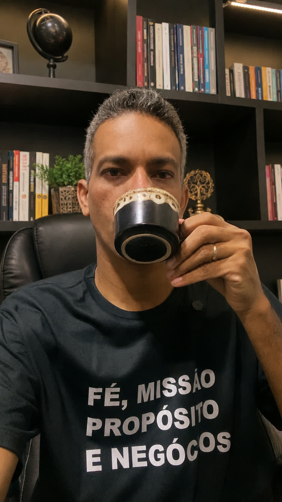 Wendell Cardoso tomando café em seu escritório